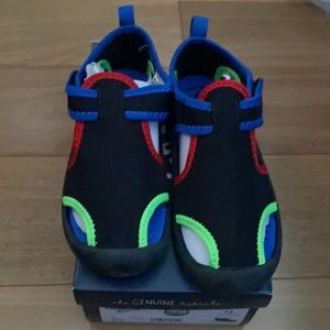 NWT Kids / Toddler OshKosh water shoes sz 12